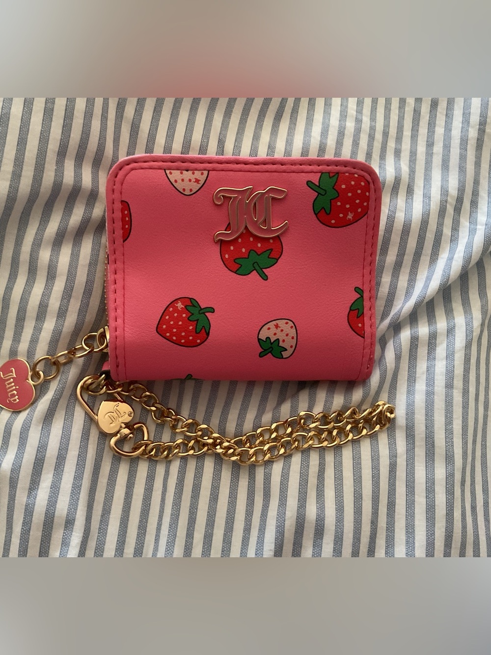 Juicy Couture strawberry wallet -good value- discounted shipping!!